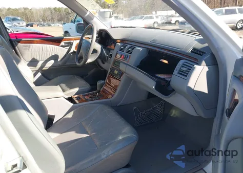 2000 Mercedes-Benz E 320 from USA, damaged, VIN WDBJF65J4YB130899